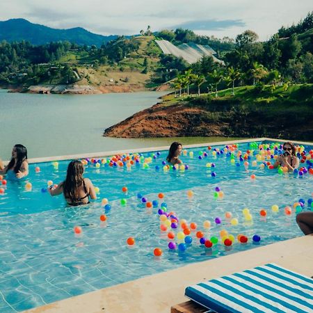 Viajero Guatape Hostel & Lake Club Екстериор снимка