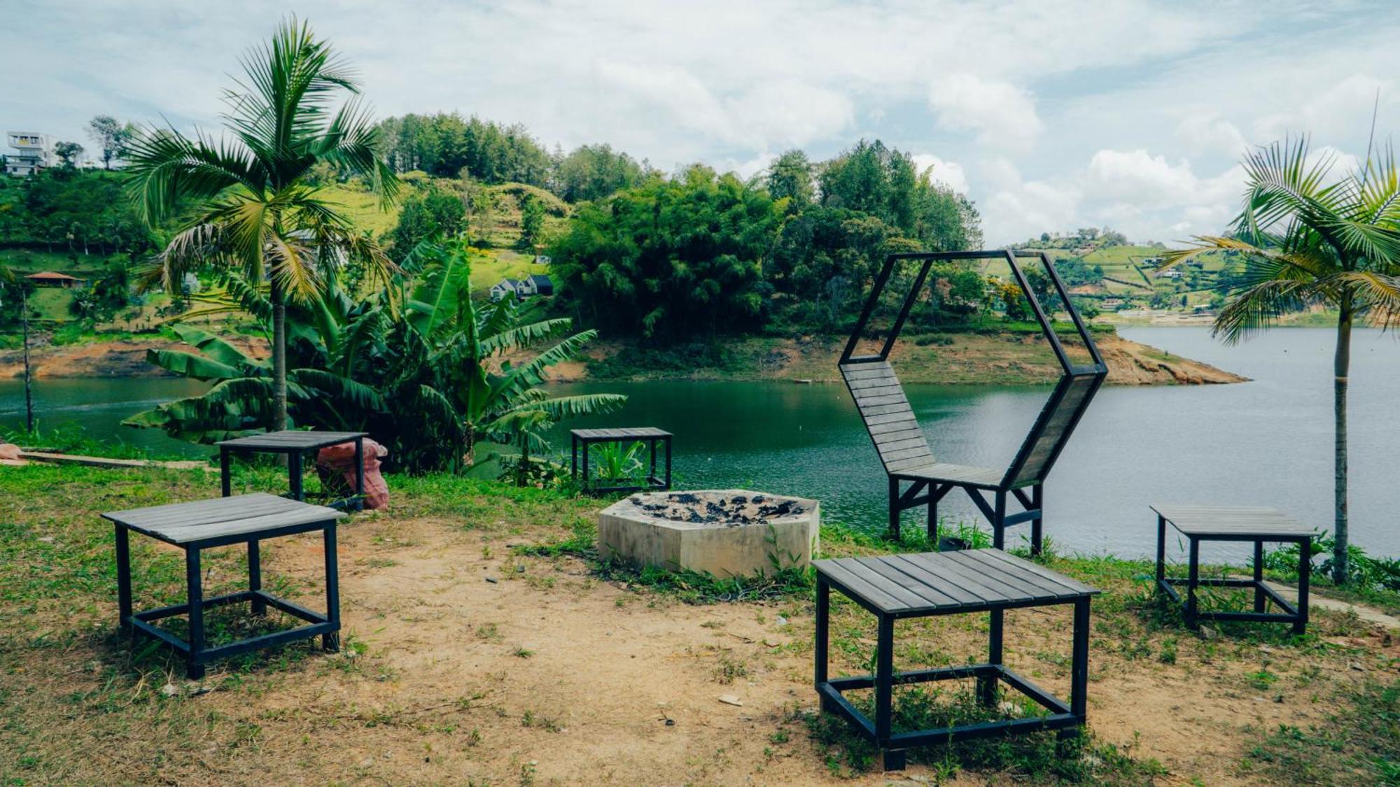 Viajero Guatape Hostel & Lake Club Екстериор снимка